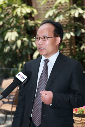 赵运恒律师在温州论坛期间接受中央电视台采访
