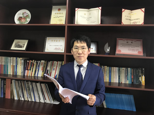 很早就在业内听到过韩明志律师的名字,伴随着他的名字的是一大串荣誉称号:司法部全国法律服务与法律援助为构建社会主义和谐社会服务活动先进个人、上海市调解化解社会矛盾先进个人、上海市司法行政系统个人三等功、上海市优秀志愿者、浦东新区世博先锋共产党员与他见面前,我在心中勾勒的韩律师的形象是一位有着花白头发的和蔼可亲的老律师。而当我在浦东高桥镇一座有些陈旧的商务楼里见到韩律师的时候,却令我大吃一惊:中等个头,在金丝边眼镜后面有一双炯炯有神的大眼睛,白衬衫束进藏青色的西裤里,一条浅蓝色领带