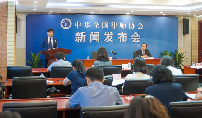 会议现场的.jpg