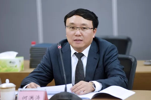 何洪涛:重庆市律协党委委员,副会长