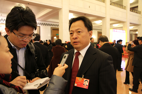 广大律师积极参政议政，推进科学立法工作。图为全国“两会”期间，全国政协委员王俊峰在人民大会堂接受媒体采访。.JPG