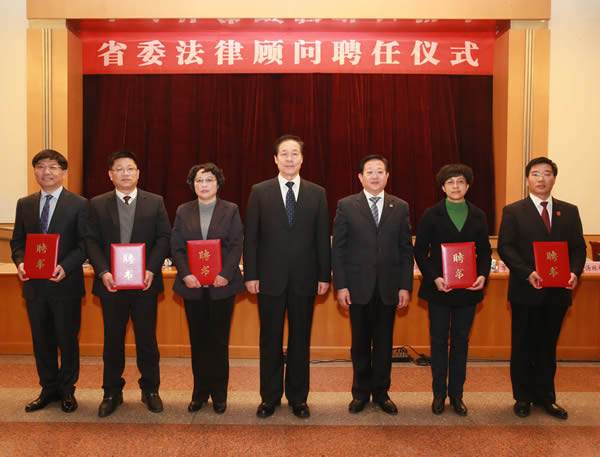 广大律师积极担任党委政府法律顾问，服务法治政府建设。图为安徽天禾律师事务所蒋敏律师（左一）获聘担任安徽省委法律顾问。.JPG