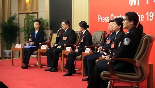 2017年10月19日，党的十九大代表、江苏省律师协会会长薛济民，就推进全面依法治国接受十九大新闻中心集体采访。（摄影郝广鹏）.jpg