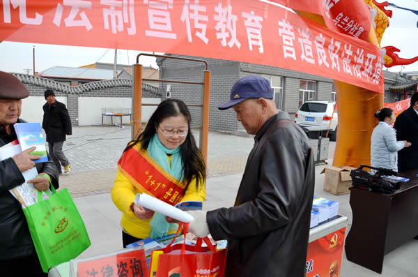 广大律师认真履行法律援助义务，积极开展公益法律服务，切实维护困难群众的合法权益。图为1+1中国法律援助志愿者行动志愿律师陈贤为群众解答法律咨询。.jpg