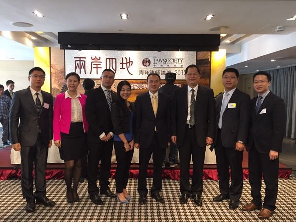 充分发挥行业组织的民间优势，深入推进与港澳台律师界的交流与合作。图为2015年10月22日至23日，广东律师组团参加香港律师会在香港举办的“两岸四地青年律师论坛2015”论坛。.jpg
