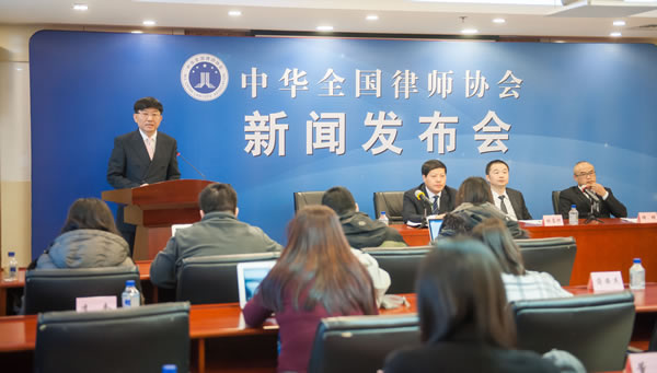 全国律协完善新闻发布制度，每月举行例行新闻发布会。图为2017年11月23日，全国律协举行例行发布会，首次邀请地方律师协会负责人发布相关事项，其中深圳律师协会会长林昌炽通报第十届中国律师论坛筹备情况。.jpg