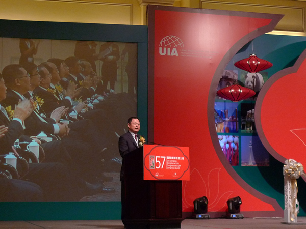 中国律师积极参与国际律师组织的活动，中国律师国际影响力日益提升。图为2013年10月30日至11日2日，全国律协会长王俊峰率团参加国际律师联盟第57届年会，并在开幕式上致辞。.JPG