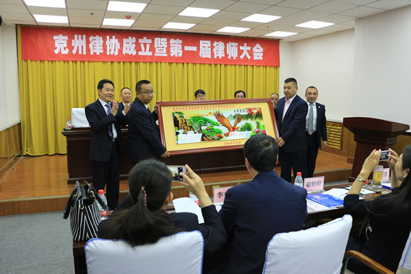 不断完善律师协会三级架构建设。图为2017年5月，新疆克孜勒苏柯尔克孜自治州律师协会成立，标志着新疆全区各地、州、市律师协会的全覆盖。.JPG