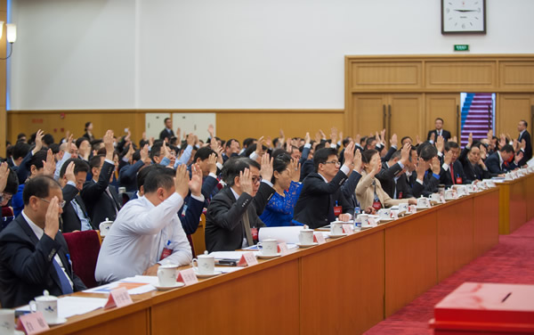律师协会不断加强自身建设，依法依章程开展工作。图为第九次全国律师代表大会期间，代表举手表决相关事项。.JPG