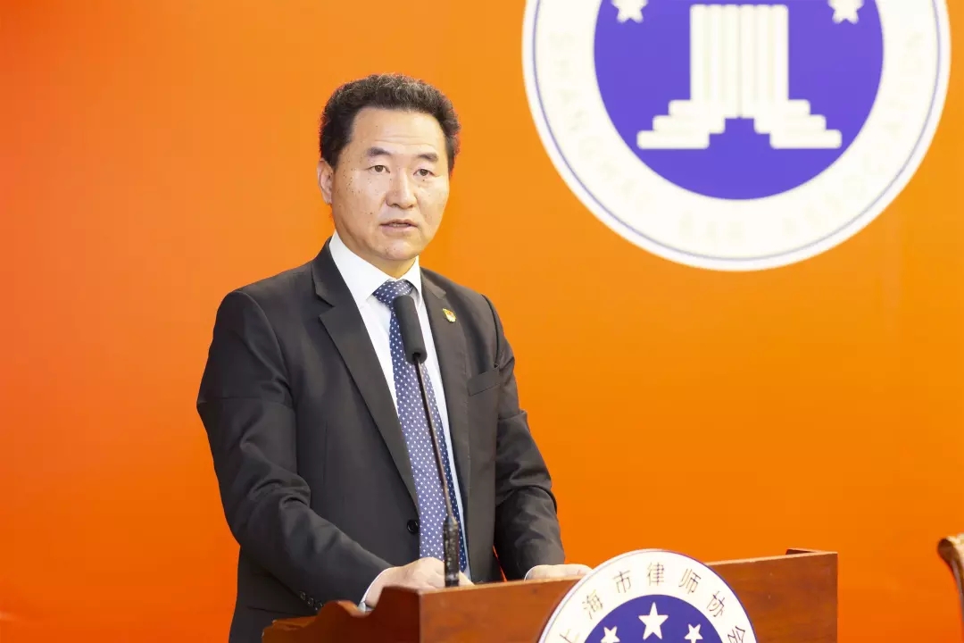 三要坚持服务大局,服务人民,积极投身全面依法