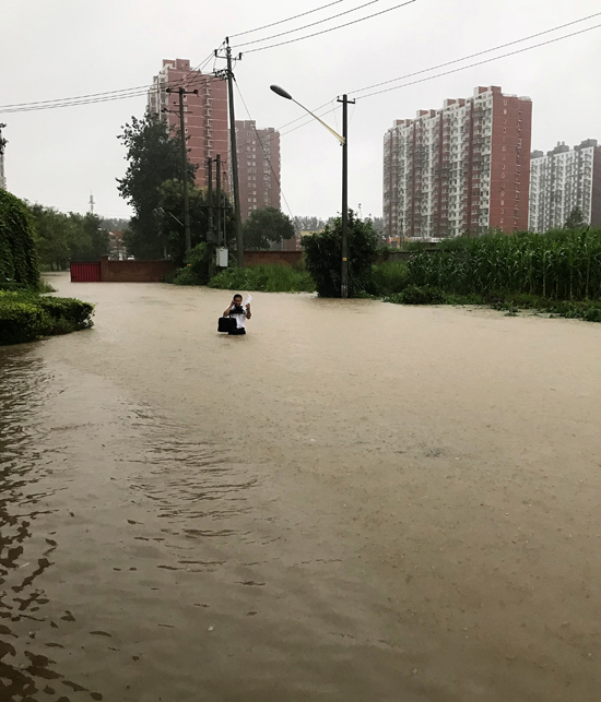 人物8－（113）2018年  月  日北京大雨。   律师淌水去看守所会见被告。拍摄者北京市公安局监所管理总队    王金荣.jpg
