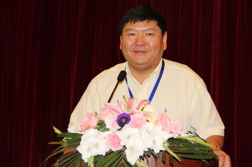 大成(上海)律师事务所刑事部主任翟建主持开幕式和主题演讲