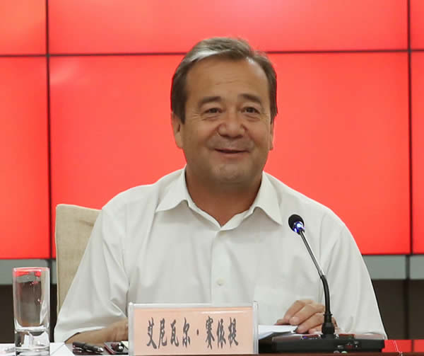 自治区司法厅党委副书记,厅长艾尼瓦尔主持会议并讲话