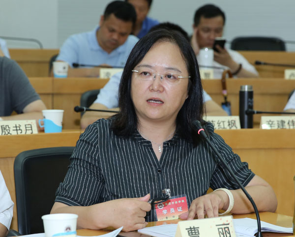 黑龙江省律师协会副会长曹丽在座谈会上发言