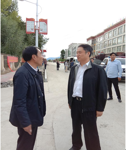 王大为同志和贡嘎县委书记黄金刚同志交流