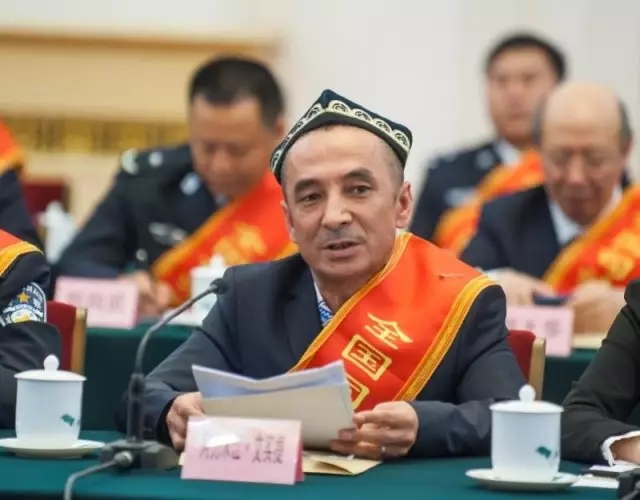 新疆律师协会副会长,新疆卡玛莱提律师事务所党支部书记阿力木江·