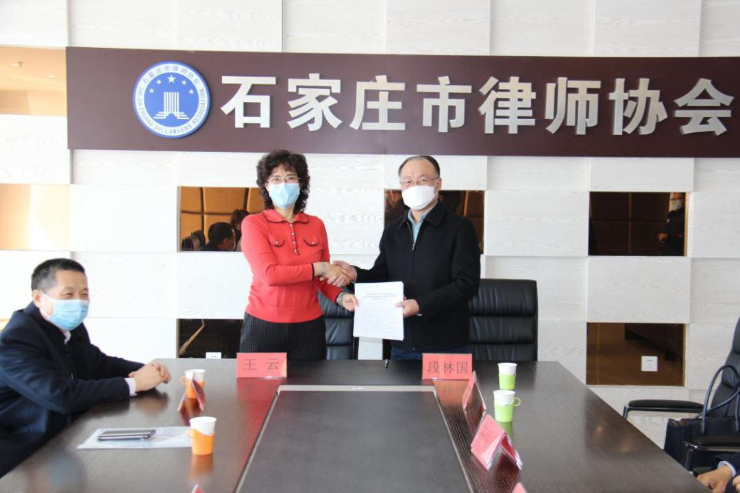 王云会长,段林国会长分别代表石家庄市医学会,石家庄市律师协会签署