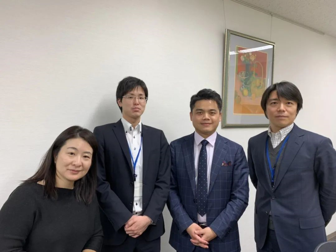 张康亮,細川敬章(负责人)作者与京都事务所负责人中世古裕之律师合影