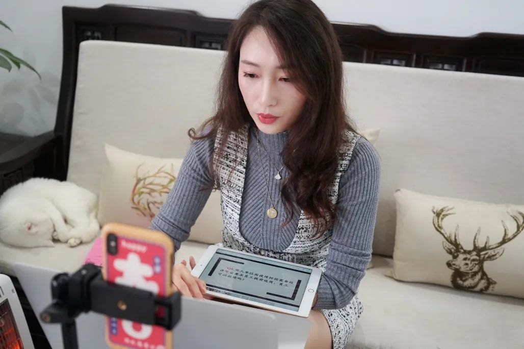 谭洁律师网上直播为群众,企业解答热点法律问题