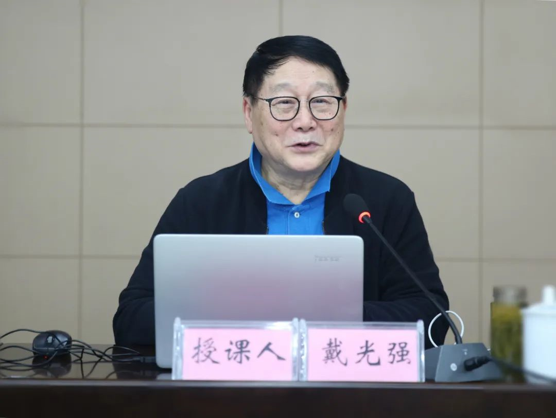 戴光强教授以"呵护生命 远离猝死"为主题,深刻剖析了"猝死"的内涵,从